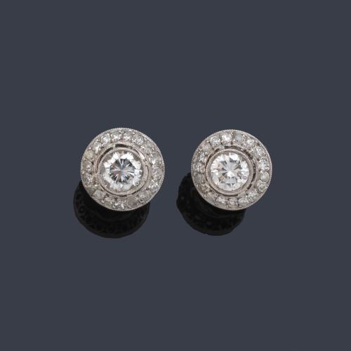 Pendientes cortos con dos brillantes de aprox. 0,50 ct cada uno orlados con diamantes talla 8/8.