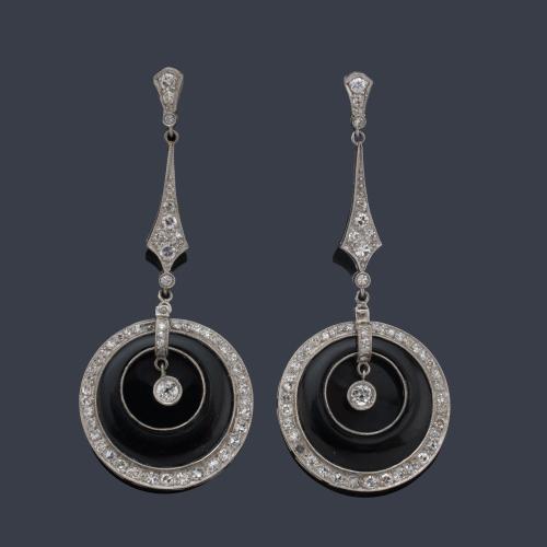 Pendientes largos estilo 'art decó' con pieza circular de ónix con orla de diamantes talla sencilla y antigua de aprox. 1,10 ct en total.
