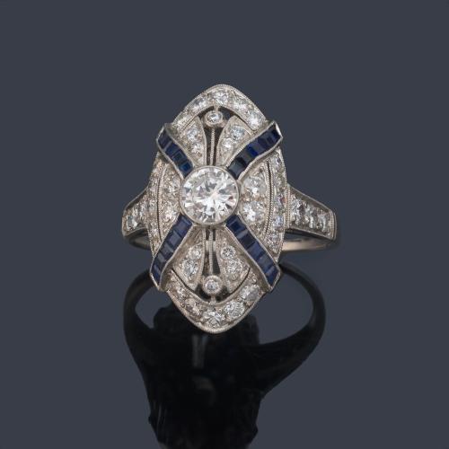 Anillo lanzadera con brillantes de aprox. 1,60 ct en total y zafiros calibrados.