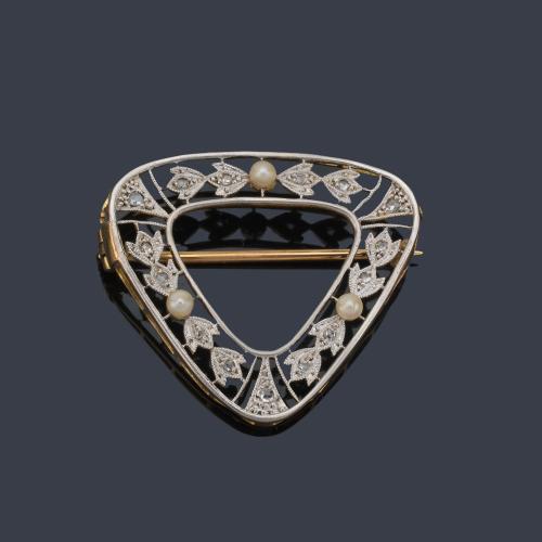 Broche época 'Belle Époque' con decoración vegetal con diamantes talla rosa y perlitas. Circa 1915.