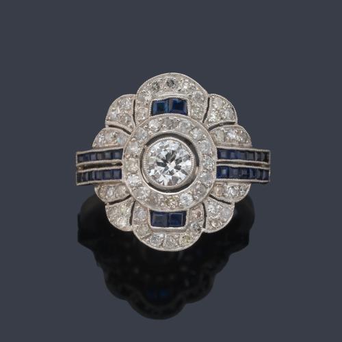 Anillo estilo 'art decó' con brillantes de aprox. 1,00 ct en total y zafiros calibrados de aprox. 0,58 ct en total.