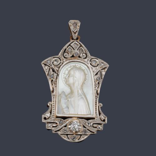 Medalla época 'art decó' con La Imagen de La Virgen realizada en nácar y enriquecido con diamantes talla rosa.