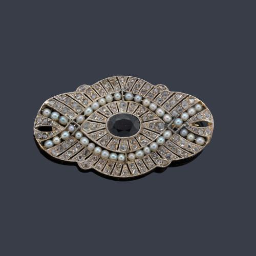  Broche - placa con zafiro central talla oval de aprox. 1,00 ct con dos bandas de perlitas aljófar y diamantes talla rosa.