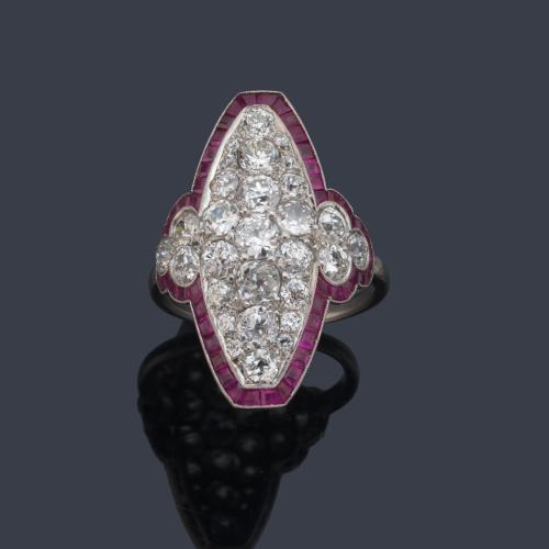 Anillo lanzadera con pavé de diamantes talla antigua de aprox. 2,40 ct en total y orla de rubíes calibrados.