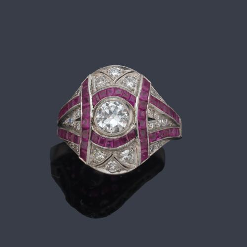 Anillo bombé con brillantes de aprox. 1,05 ct en total y rubíes calibrados de aprox. 2,08 ct en total.