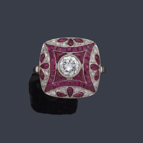 Anillo bombé con brillante central de aprox. 0,70 ct con rubíes calibrados en orla geométrica y brillantes.