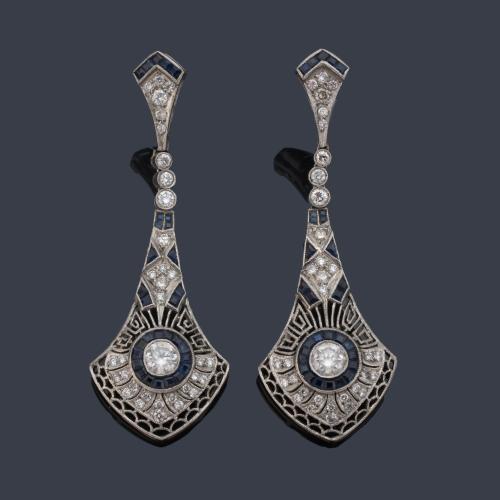 Pendientes largos con brillantes de aprox. 2,17 ct en total y zafiros calibrados de aprox. 2,42 ct en total.