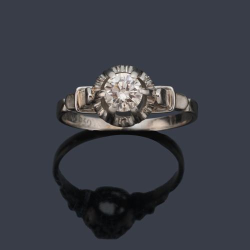 Anillo con brillante de aprox. 0,50 ct en montura de oro blanco de 18K. Años '50.