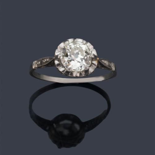 Solitario con diamante talla 'old cut european' de aprox. 0,90 ct en montura de platino.