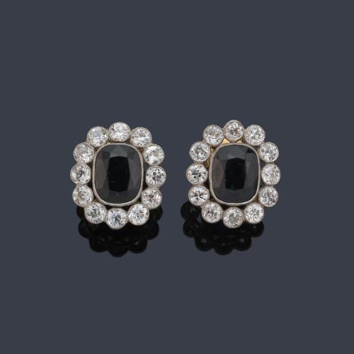  Pendientes cortos con pareja de zafiros talla oval de aprox. 7,00 ct en total y orla de diamantes talla antigua de aprox. 2,40 ct en total.