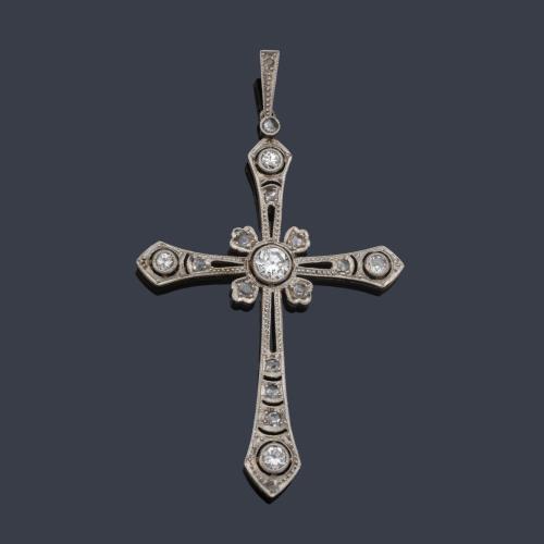 Cruz con diamantes talla antigua de aprox. 1,00 ct en total, en montura de oro amarillo de 18K y vista en platino.