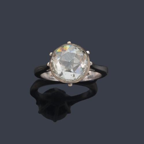 Solitario con diamante talla holandesa de aprox. 2,10 ct en montura de platino.