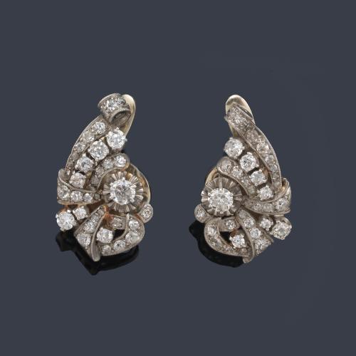 Pendientes cortos con diseño curvado con diamantes talla antigua y 8/8 de aprox. 1,30 ct en total.