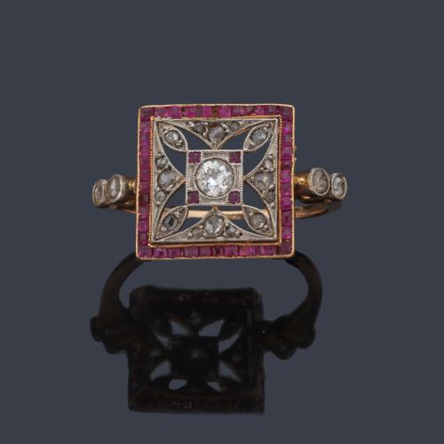 Anillo con centro calado con diamantes talla rosa y orla de rubíes calibrados. Ppios S. XX.