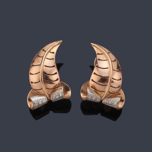 Pendientes cortos años '40 con diseño de hoja y detalles con diamantes, en montura de oro rosa de 18K.