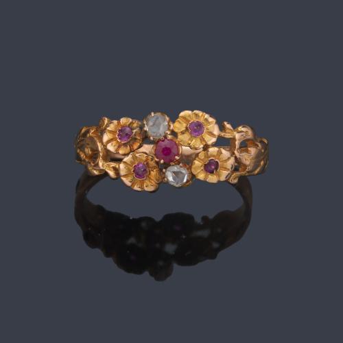 Anillo con frente floral con diamantes talla rosa y rubíes facetados en montura de oro amarillo de 18K.