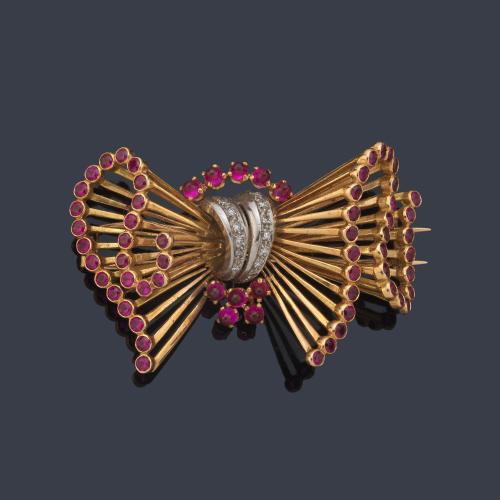 Broche retro con diseño de lazada calada con remates perfilados de rubíes sintéticos y centro de diamantes talla rosa. Años '40.