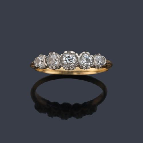 Media alianza con diamantes talla antigua de aprox. 0,58 ct en total.