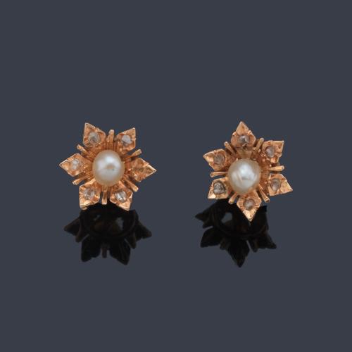 Pendientes en forma de flor con diamantes talla rosa y dos perlitas, en montura de oro rosa de 18K.
