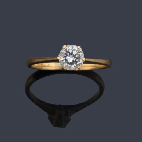 Solitario con brillante de aprox. 0,73 ct en montura de oro amarillo de 18K. Certificado IGI.