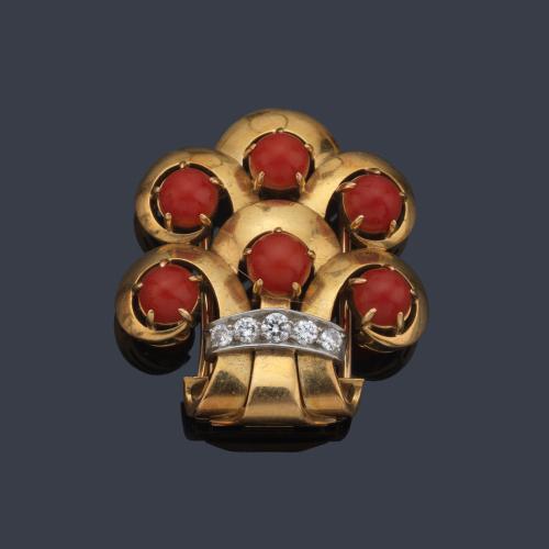 Broche años '40 con cuentas de coral y banda de diamantes sobre montura de oro amarillo de 18K.