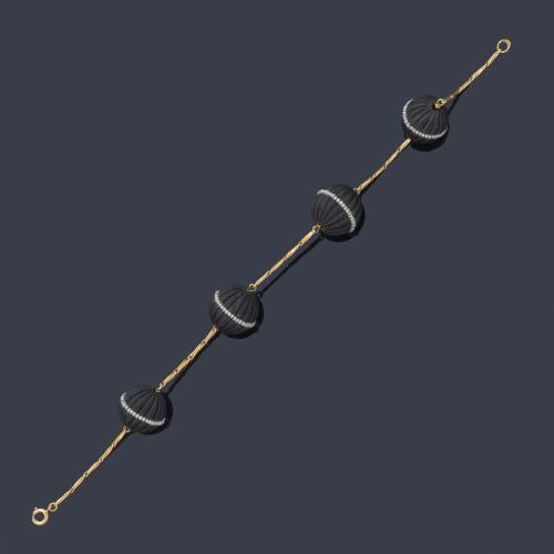  Pulsera con cuatro motivos esféricos gallonados de ébano con banda central de perlitas mostacheras.