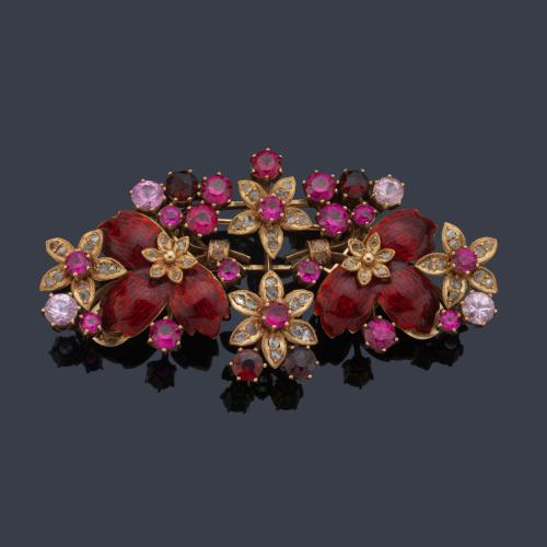 Broche doble - clip convertible en pendientes con diseño floral realizado en esmalte 'guillochè', diamantes talla rosa y rubíes sintéticos.