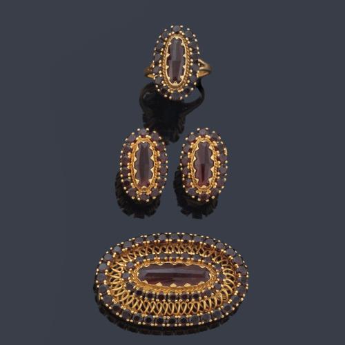  Broche, pendientes cortos y anillo con granates facetados en montura de oro amarillo de 18K.