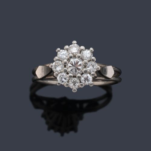 Anillo rosetón con brillantes de aprox. 0,70 ct en total.
