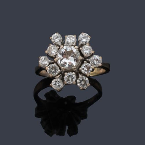 Anillo con diseño de rosetón con brillantes de aprox. 1,44 ct en total.