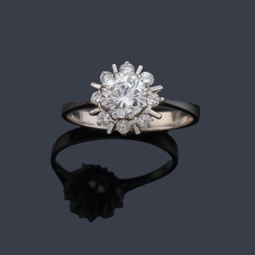 Anillo rosetón con brillantes de aprox. 1,10 ct en total.