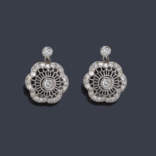 Pendientes largos con diseño calado enriquecido con diamantes talla 8/8, realizado en platino.