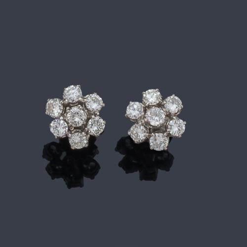 Pendientes con diseño de flor con brillantes de aprox. 1,50 ct en total.