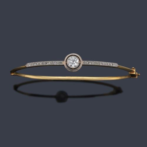 Pulsera rígida de pedida con diamante central talla 'old cut' de aprox. 0,75 ct con dos bandas de diamantes talla rosa. Ppios S. XX.