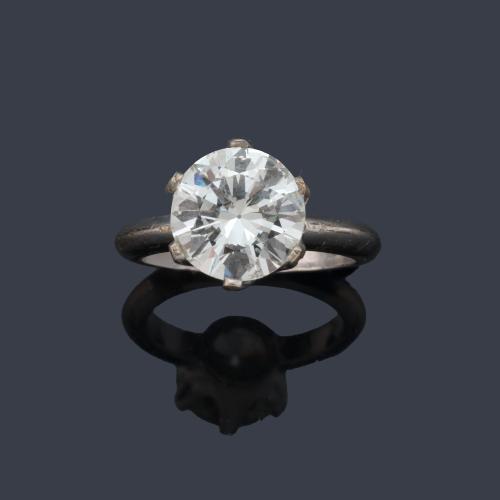 Solitario con brillante de aprox. 4,01 ct en montura de oro blanco de 18K.