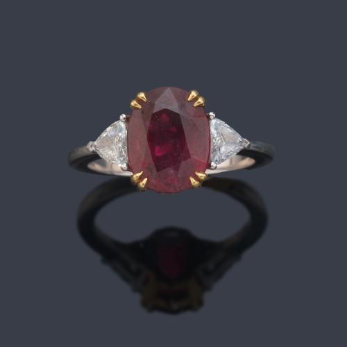 Anillo con rubí talla oval de 4,07 ct y dos diamantes talla triángulo de aprox. 0,40 ct en total. Certificado C. Dunaigre Switzerland.