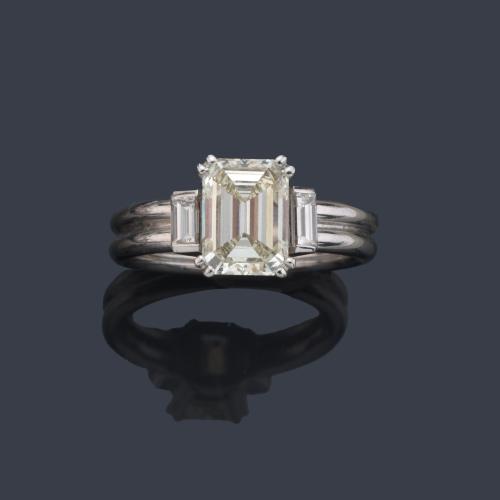 Anillo con diamante talla esmeralda de aprox. 2,01 ct con dos diamantes talla baguette.