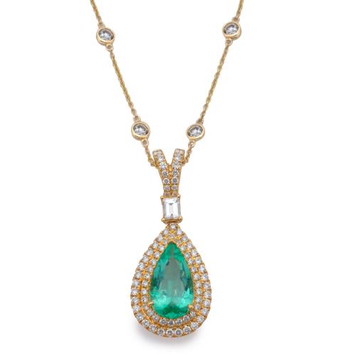 Colgante con esmeralda talla perilla de aprox. 4,00 ct con doble orla de brillantes de aprox. 0,70 ct en total.