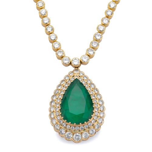 Collar con colgante con esmeralda talla perilla de aprox. 43,70 ct con doble orla de brillantes de aprox. 5,30 ct en total. Reporte Joyería HRD.