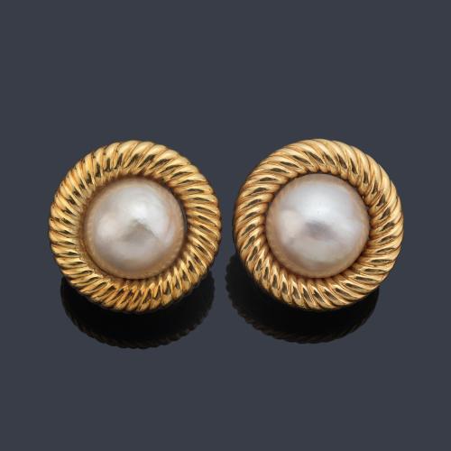 Pendientes cortos con pareja de perlas Mabe sobre montura gallonada realizada en oro amarillo de 18K.