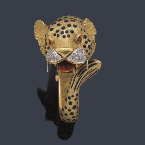  Pulsera semirrígida con cabeza de leopardo con brillantes, rubíes en montura de oro amarillo mate de 18K con esmalte negro.