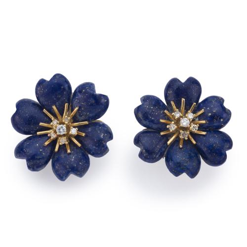  Pendientes cortos con diseño de flor con pétalos realizados en lapislázuli y centro de brillantes.