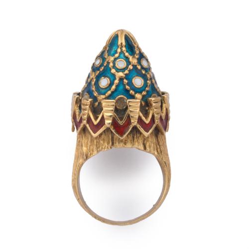  Anillo con diseño cónico enriquecido con esmalte policromado y con decoración de cordoncillo en oro amarillo de 18K. Años '70.