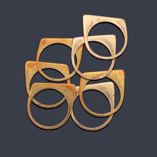 Anillo tipo 'semanario' con diseño geométrico en montura de oro amarillo de 18K.