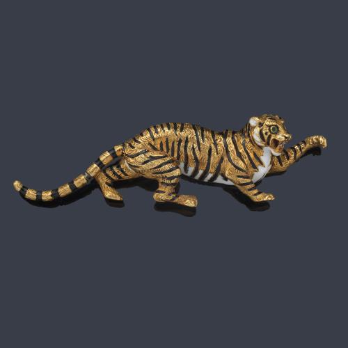 Broche con diseño de tigre, decorado con esmalte y realizado en oro amarillo de 18K.