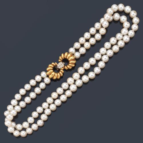Collar con dos hilos de perlas de aprox. 8,55 mm - 9,82 mm con doble cierre realizado en oro amarillo de 18K gallonado y centro de brillantes.