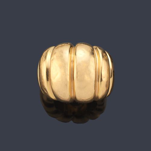 Anillo ancho con decoración gallonada realizada en oro amarillo de 18K.
