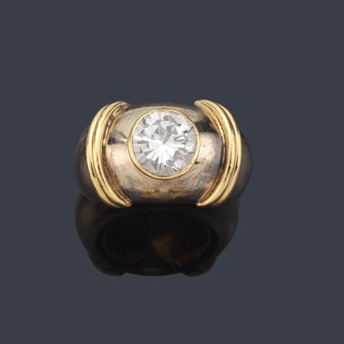 Anillo con brillante central de aprox. 1,80 ct en montura de oro blanco y amarillo de 18K.