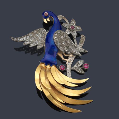 Broche con diseño de pavo real, decorado con esmalte azul intenso 'guillochè', diamantes talla rosa y rubíes sintéticos talla redonda. Años '70.