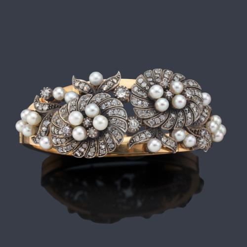 Pulsera rígida con dos broches desmontables con diseño vegetal enriquecido con perlas y diamantes talla rosa. Años '50.